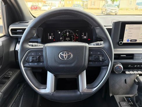 Used 2025 Toyota 4Runner SR5 AWD/4WD image 13