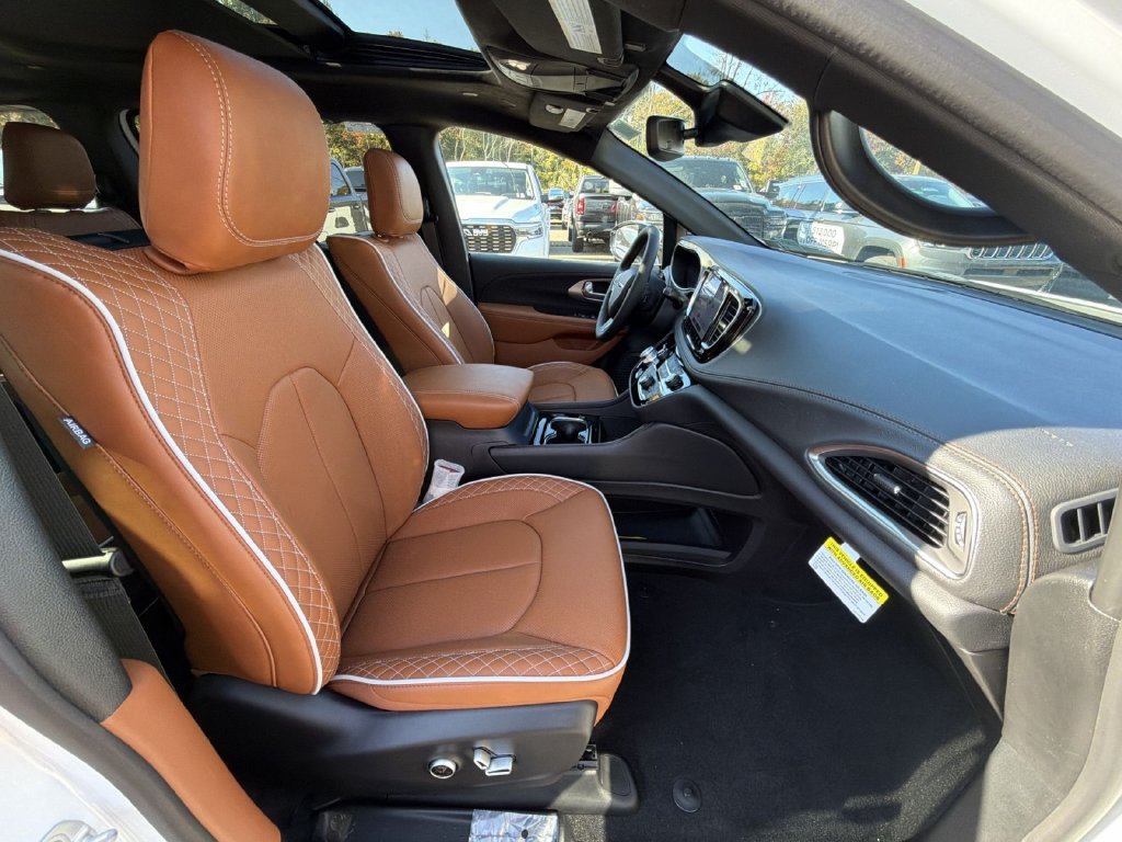 Used 2026 Chrysler Pacifica Pinnacle FWD image 28