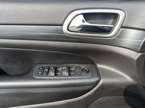 Used 2019 Jeep Grand Cherokee Altitude AWD/4WD image 15