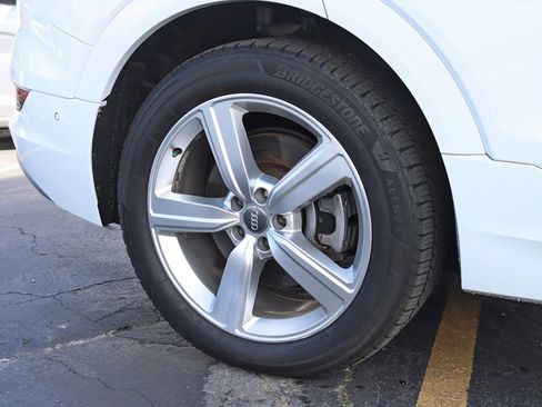 Used 2019 Audi e-tron Premium Plus image 6