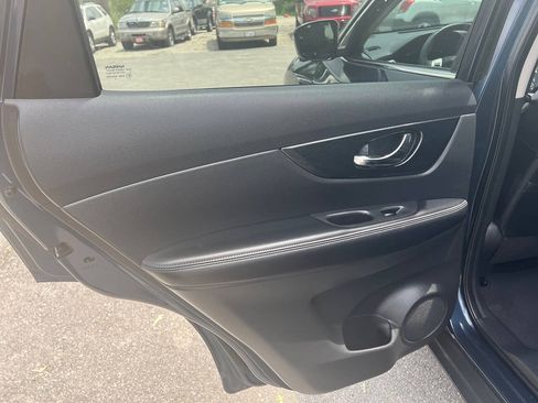 Used 2016 Nissan Rogue SL AWD/4WD image 2