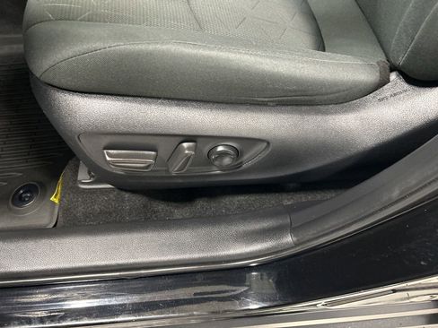 Used 2020 Toyota RAV4 XLE w/ Convenience Package AWD/4WD image 12