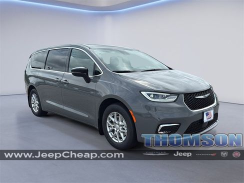 New 2025 Chrysler Pacifica Select image 1