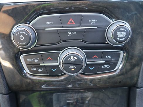 Used 2017 Chrysler 300 C AWD/4WD image 23
