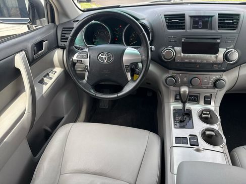 Used 2012 Toyota Highlander SE FWD image 38