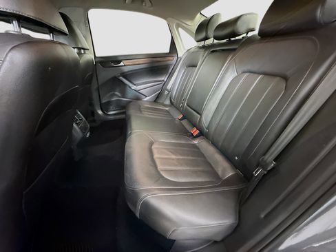 Used 2022 Volkswagen Passat 2.0T image 23