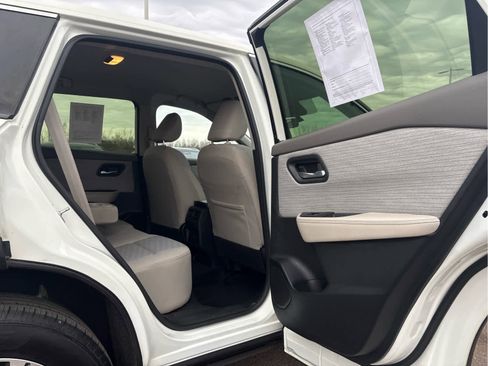 Used 2023 Nissan Rogue SV image 17