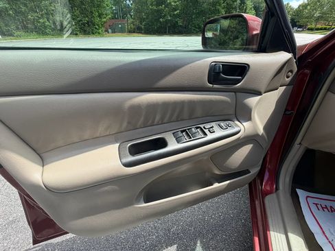 Used 2005 Toyota Camry LE FWD image 16