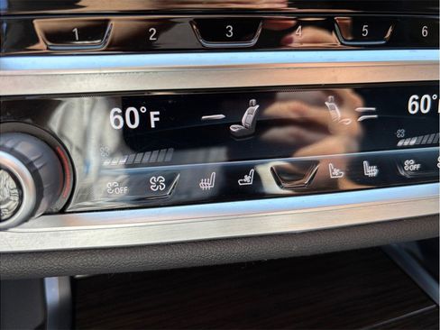 Used 2022 BMW 740i w/ Premium Package image 37