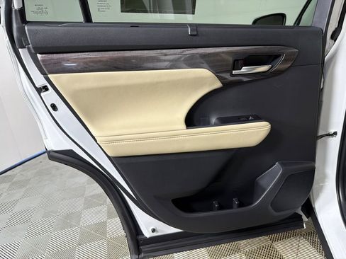 Used 2025 Toyota Highlander Limited image 23