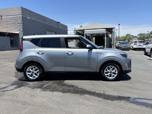Certified 2025 Kia Soul LX w/ LX Technology Package FWD image 6