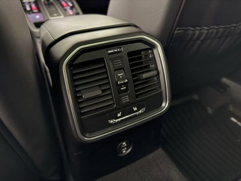 Certified 2025 Porsche Macan image 31