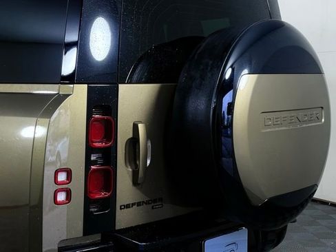 Used 2023 Land Rover Defender 130 X-Dynamic SE image 15