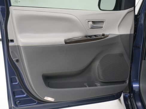 Used 2020 Toyota Sienna XLE w/ XLE Navigation Package FWD image 15