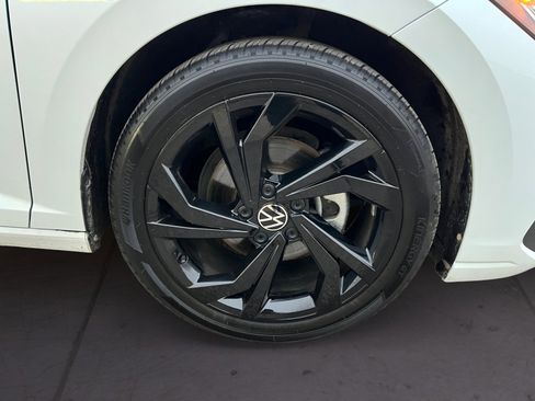 Certified 2025 Volkswagen Jetta SE w/ Sunroof Package image 16