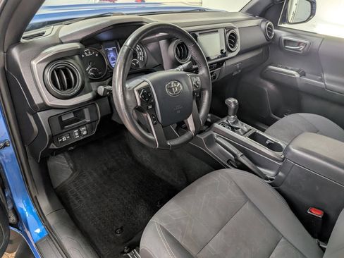 Used 2017 Toyota Tacoma TRD Sport AWD/4WD image 8