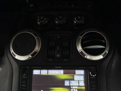 Used 2017 Jeep Wrangler Unlimited Sahara w/ Dual Top Group AWD/4WD image 27