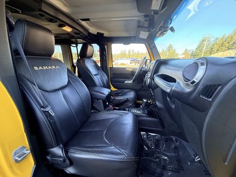 Used 2015 Jeep Wrangler Unlimited Sahara w/ Connectivity Group image 27