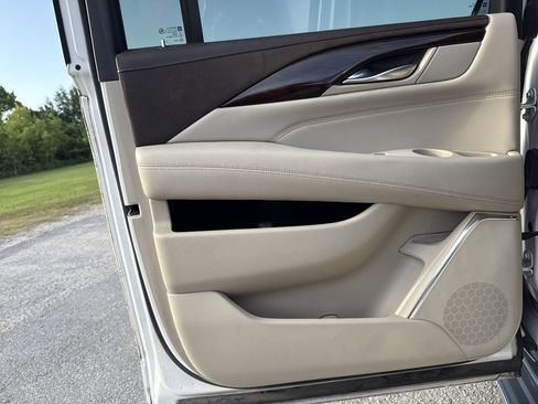 Used 2016 Cadillac Escalade ESV Luxury RWD image 24