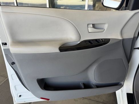 Used 2014 Toyota Sienna LE FWD image 18
