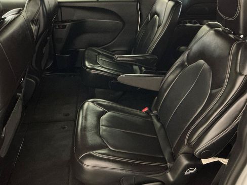 Used 2025 Chrysler Pacifica Select FWD image 10
