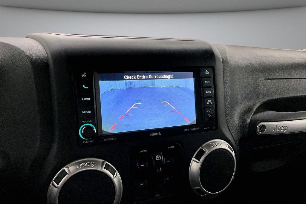 Used 2018 Jeep Wrangler Unlimited Rubicon w/ Connectivity Group AWD/4WD image 14