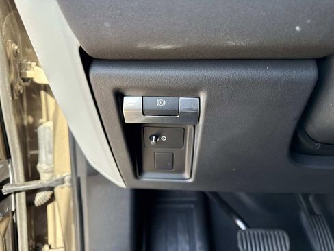 Used 2020 Land Rover Defender 110 SE image 12