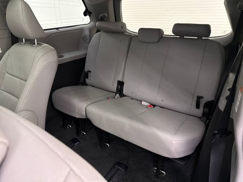 Used 2017 Toyota Sienna AWD image 26