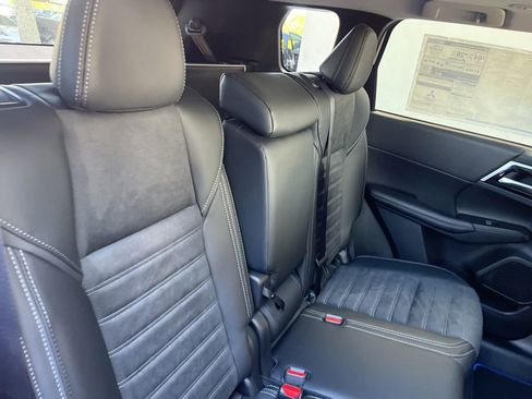 New 2025 Mitsubishi Outlander SE image 23