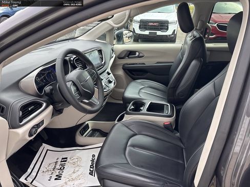 Used 2023 Chrysler Pacifica Touring-L FWD image 21