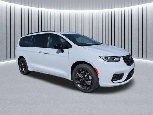 New 2026 Chrysler Pacifica Limited image 2