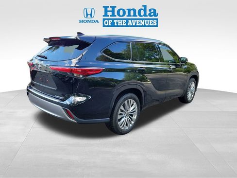 Used 2021 Toyota Highlander Platinum image 4