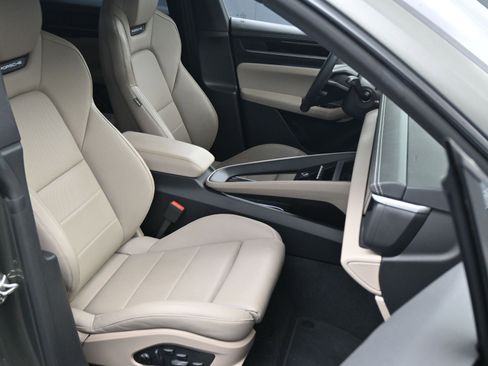 Certified 2025 Porsche Macan 4 Electric image 12