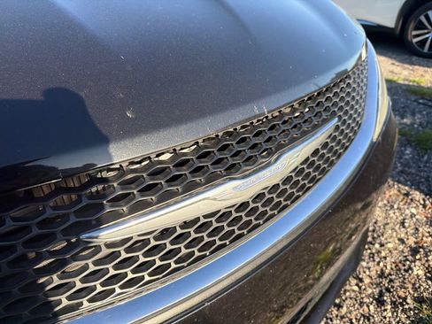 Used 2017 Chrysler Pacifica Touring-L w/ 13 Speaker Alpine Sound Group FWD image 19