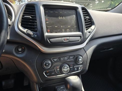 Used 2017 Jeep Cherokee Trailhawk w/ Comfort/Convenience Group AWD/4WD image 18