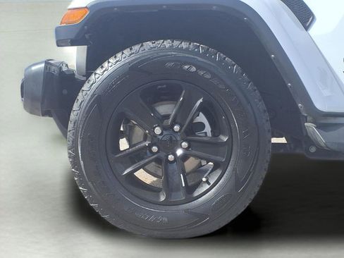 Used 2022 Jeep Wrangler Unlimited Sahara AWD/4WD image 14