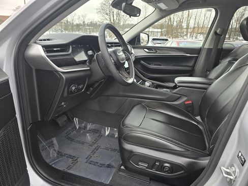 Used 2023 Jeep Grand Cherokee Limited image 15