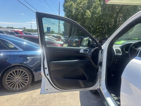 Used 2020 Jeep Grand Cherokee Laredo RWD image 10