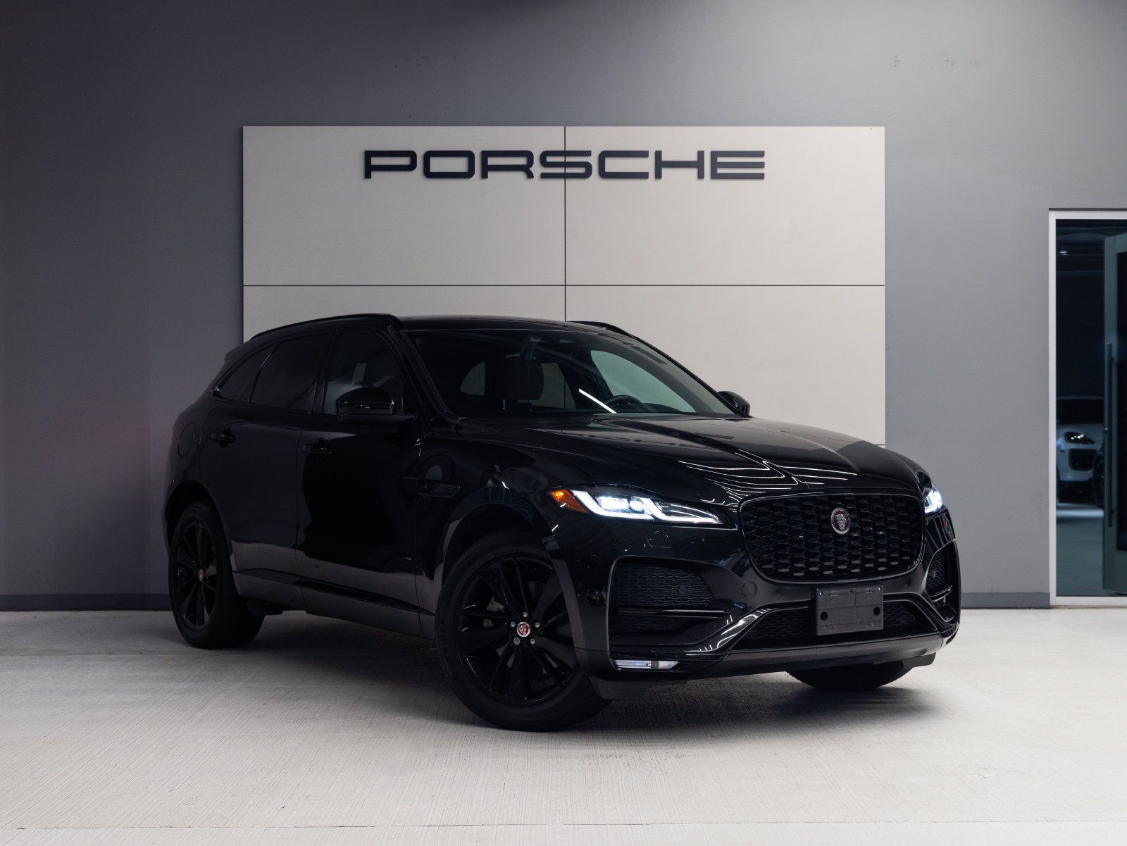 Used 2023 Jaguar F-PACE S AWD/4WD image 9