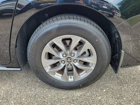 Used 2025 Toyota Sienna XLE FWD image 7