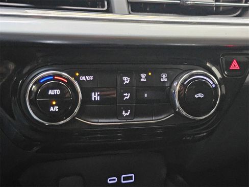 Used 2025 Chevrolet Trax LT image 28