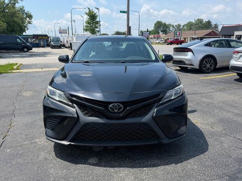 Used 2019 Toyota Camry SE FWD image 2