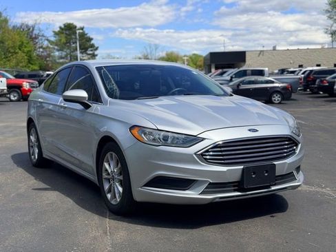Used 2017 Ford Fusion SE FWD image 2