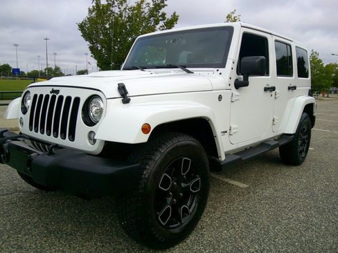 Used 2018 Jeep Wrangler Unlimited Sahara AWD/4WD image 25