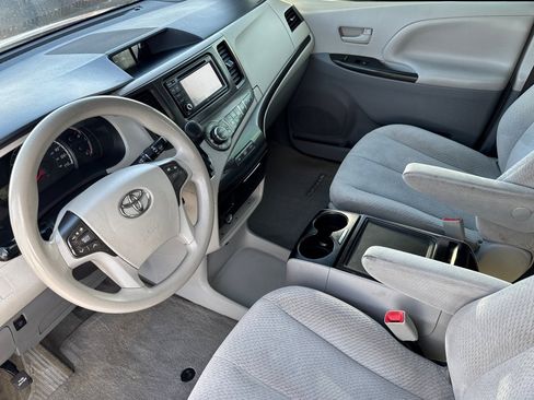 Used 2013 Toyota Sienna LE image 7
