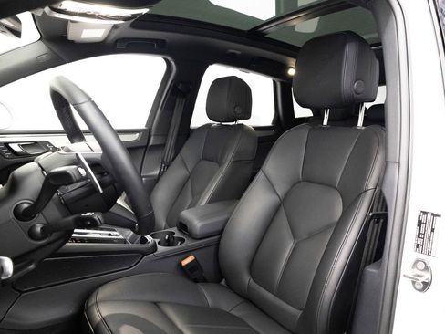Certified 2026 Porsche Macan AWD/4WD image 5
