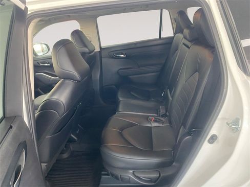 Used 2022 Toyota Highlander XLE image 13