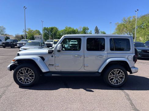 Used 2023 Jeep Wrangler Unlimited Sahara AWD/4WD image 4