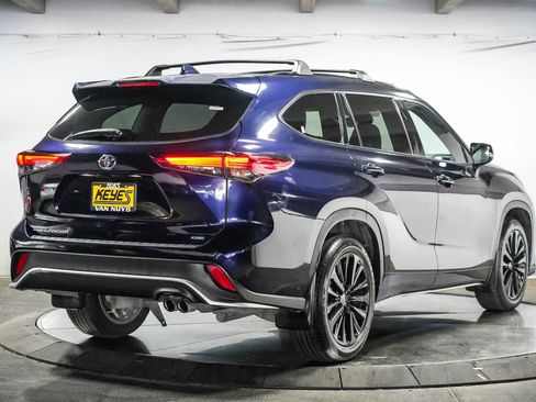 Used 2023 Toyota Highlander XSE FWD image 6