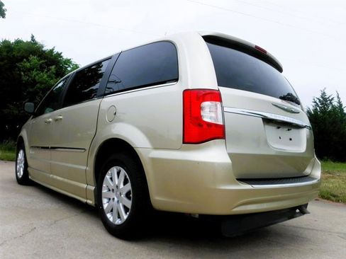 Used 2011 Chrysler Town & Country Touring-L w/ Trailer Tow Group FWD image 14